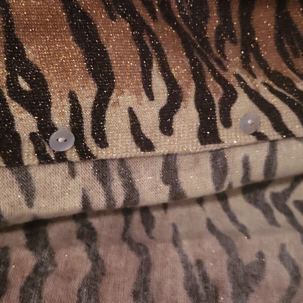 Tiger Print Open Front Cardigan.  Pit 1-24. It Seems Oversized ,tagged Medium - Picture 4 of 7